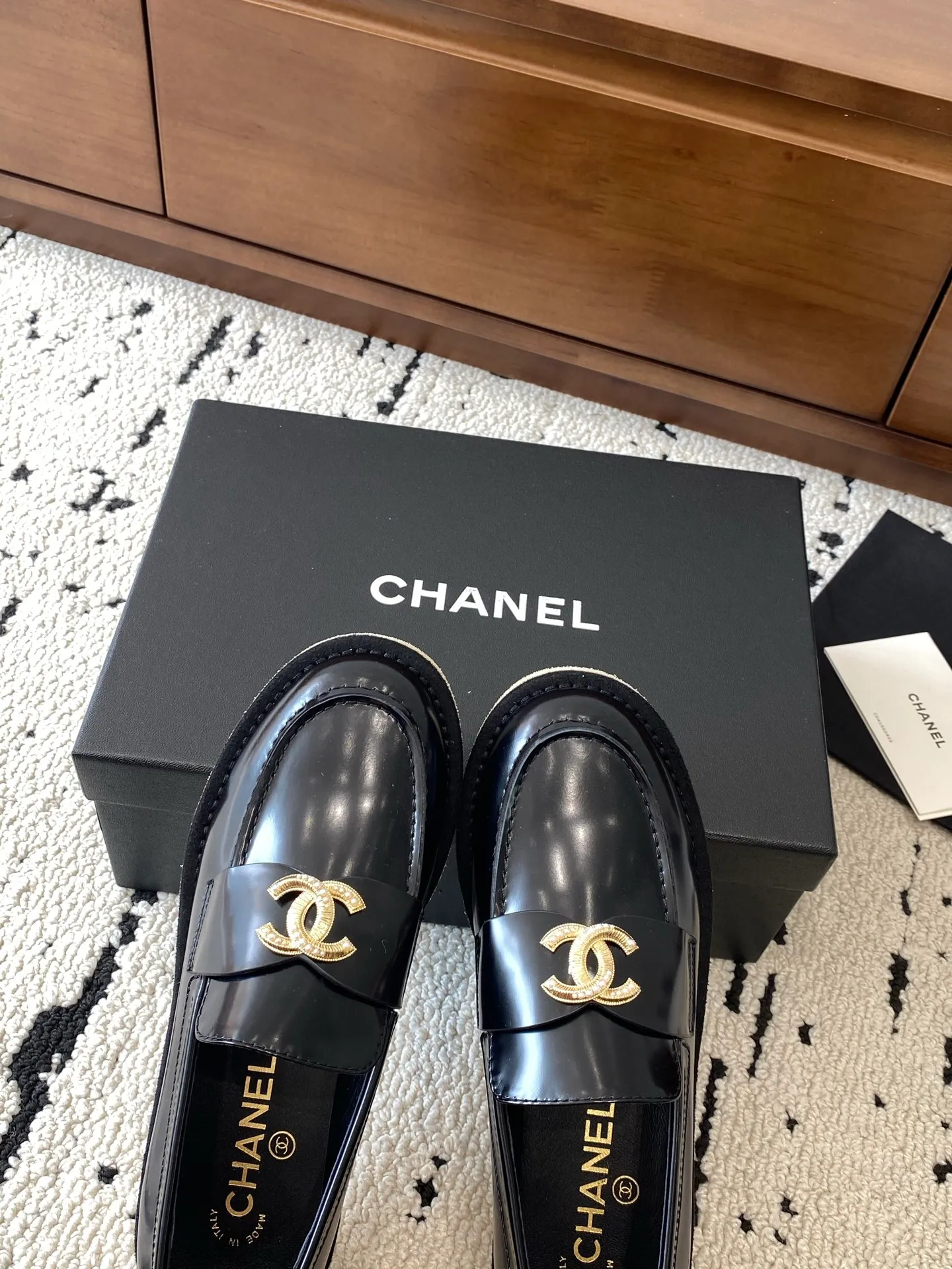 👟👟Ex-factory price 620👟👟High-end notebook 🍀2025 autumn and winter new Chanel Chanel entrance hardware buckle, Loaf loafers, can be worn all year round. No matter when you wear it, it is very high-end and durable. Go shopping and attract attention on the street! Easily travel between commuting and leisure occasions, and become a carefree fashionable and elegant woman ~ Upper: cowhide/cow nubuck leather/open edge beads Inner: lambskin Sole: Italian raw rubber outsole leather strip Code number: 35-39 (40/41 customized, non-refundable and non-exchangeable 👉 Buy now👉 Buy now👉 Buy now👉